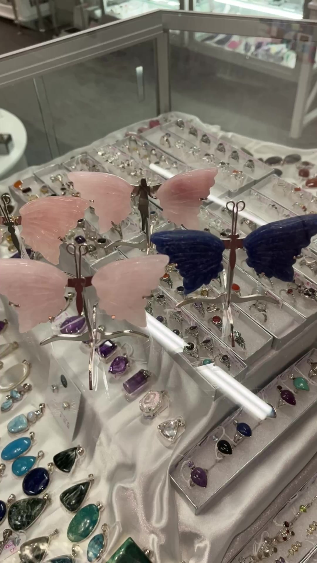 Read more about the article NEW Mini Butterfly  Wings on Stand Rose Quartz & Blue Quartz  
 AOK 151 High Street Shepparton 
 New Opening Hours  
*CLOSED Mondays & Tuesdays
Wednesday- Friday 10-5:00pm
*Saturday 10am – 2.00pm
*CLO…